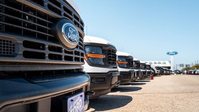 <p><ruby><rb><span class="jlpt-n5" word="自動車">自動車</span></rb><rt>じどうしゃ</rt></ruby>の「<ruby><rb><span class="unknown" word="駆け込み">駆</rb><rt>か</rt></ruby>け<ruby><rb>込</rb><rt>こ</rt></ruby>み<ruby><rb>購入</rb><rt>こうにゅう</rt></ruby></span>」が<ruby><rb><span class="jlpt-n3" word="増加">増加</span></rb><rt>ぞうか</rt></ruby>、<span class="jlpt-n3" word="トランプ">トランプ</span><ruby><rb><span class="jlpt-n1" word="関税">関税</span></rb><rt>かんぜい</rt></ruby>の<ruby><rb><span class="unknown" word="発動">発動</span></rb><rt>はつどう</rt></ruby><ruby><rb><span class="unknown" word="控え">控</rb><rt>ひか</rt></ruby>え</span>　<ruby><rb><span class="jlpt-n4" word="米">米</span></rb><rt>べい</rt></ruby></p>