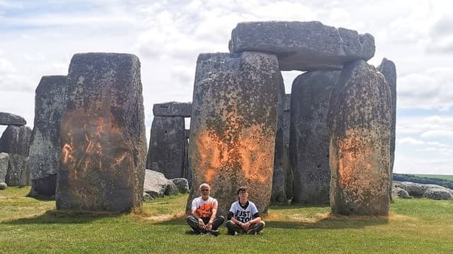 <p><ruby><rb><span class="unknown" word="英">英</span></rb><rt>えい</rt></ruby>ジャスト・<span class="jlpt-n2" word="ストップ">ストップ</span>・<span class="jlpt-n2" word="オイル">オイル</span>、<ruby><rb><span class="jlpt-n1" word="破壊">破壊</span></rb><rt>はかい</rt></ruby><ruby><rb><span class="jlpt-n1" word="的">的</span></rb><rt>てき</rt></ruby>な<ruby><rb><span class="jlpt-n1" word="抗議">抗議</span></rb><rt>こうぎ</rt></ruby><ruby><rb><span class="jlpt-n3" word="中止">中止</span></rb><rt>ちゅうし</rt></ruby>へ　「<ruby><rb><span class="jlpt-n3" word="絵画">絵画</span></rb><rt>かいが</rt></ruby>に<span class="jlpt-n3" word="スープ">スープ</span><ruby><rb>投</rb><rt>な</rt></ruby>げつけ」やめる</p>