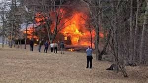 小型機が住宅に墜落して炎上、１人死亡　米ミネソタ州