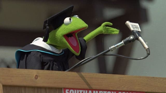 <p><ruby><rb><span class="jlpt-n4" word="世界">世界</span><span class="jlpt-n5" word="一">一</span></rb><rt>せかいいち</rt></ruby><ruby><rb><span class="jlpt-n5" word="有名">有名</span></rb><rt>ゆうめい</rt></ruby>なカエルの<span class="jlpt-n3" word="カー">カー</span>ミット、<ruby><rb><span class="jlpt-n4" word="米">米</span></rb><rt>べい</rt></ruby>メリーランド<ruby><rb><span class="unknown" word="大">大</span></rb><rt>だい</rt></ruby><ruby><rb><span class="jlpt-n4" word="卒業">卒業</span></rb><rt>そつぎょう</rt></ruby><ruby><rb><span class="jlpt-n3" word="式">式</span></rb><rt>しき</rt></ruby>で<ruby><rb><span class="unknown" word="祝辞">祝辞</span></rb><rt>しゅくじ</rt></ruby></p>