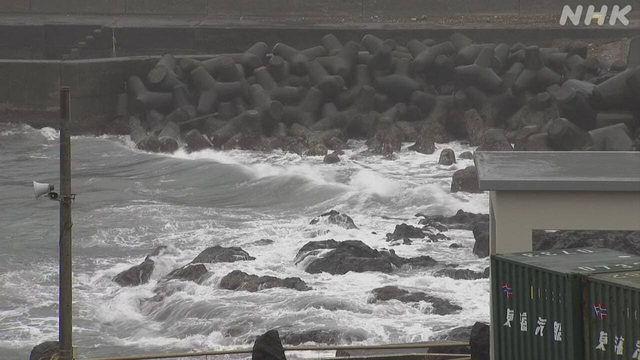 伊豆諸島の南のほう「たくさんの雨や強い風に気をつけて」