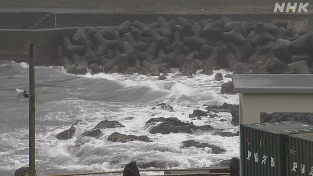 <ruby><span class="unknown" word="伊豆">伊豆</span><span class="unknown" word="諸島">諸島</span><rt>いずしょとう</rt></ruby><span class="" word="の">の</span><ruby><span class="jlpt-n5" word="南">南</span><rt>みなみ</rt></ruby><span class="" word="の">の</span><span class="" word="ほ">ほ</span><span class="" word="う">う</span><span class="" word="「">「</span><span class="jlpt-n5" word="たくさん">たくさん</span><span class="" word="の">の</span><ruby><span class="jlpt-n5" word="雨">雨</span><rt>あめ</rt></ruby><span class="" word="や">や</span><ruby><span class="" word="強">強</span><rt>つよ</rt></ruby><span class="" word="い">い</span><ruby><span class="jlpt-n5" word="風">風</span><rt>かぜ</rt></ruby><span class="" word="に">に</span><ruby><span class="jlpt-n4" word="気">気</span><rt>き</rt></ruby><span class="" word="を">を</span><span class="" word="つ">つ</span><span class="" word="け">け</span><span class="" word="て">て</span><span class="" word="」">」</span>