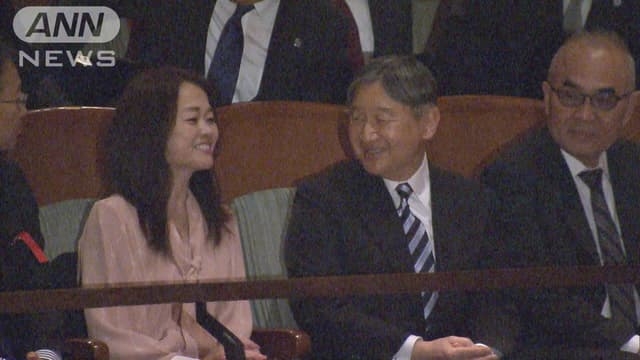 <ruby ><rb><span class="jlpt-n2" word="天皇">天皇</span><span class="unknown" word="陛下">陛下</span></rb><rt>てんのうへいか</rt></ruby>、<ruby ><rb><span class="jlpt-n1" word="新">新</span><span class="jlpt-n2" word="国立">国立</span><span class="jlpt-n3" word="劇場">劇場</span></rb><rt>しんこくりつげきじょう</rt></ruby>でバレエ「ジゼル」を<ruby ><rb><span class="unknown" word="見る">見</rb><rt>み</rt></ruby>る</span>