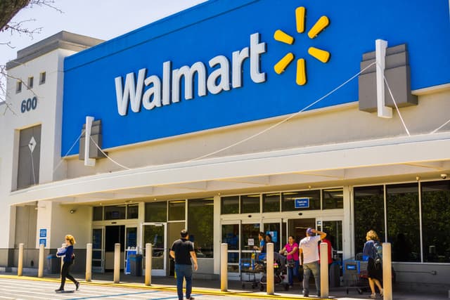 <span class="jlpt-n4" word="アメリカ">アメリカ</span>の<ruby ><rb><span class="jlpt-n5" word="大きい">大</rb><rt>おお</rt></ruby>きい</span><span class="jlpt-n3" word="お">お</span><ruby ><rb><span class="jlpt-n5" word="店">店</span></rb><rt>みせ</rt></ruby>、<span class="jlpt-n3" word="トランプ">トランプ</span><ruby ><rb><span class="jlpt-n3" word="大統領">大統領</span></rb><rt>だいとうりょう</rt></ruby>に「<ruby ><rb><span class="jlpt-n1" word="関税">関税</span></rb><rt>かんぜい</rt></ruby>をやめてほしい」と<ruby ><rb><span class="jlpt-n5" word="言う">言</rb><rt>い</rt></ruby>う</span>