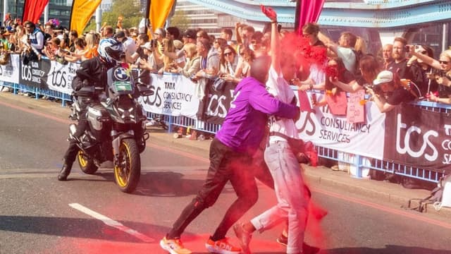 ロンドン<span class="jlpt-n2" word="マラソン">マラソン</span>でふたりが<ruby ><rb><span class="jlpt-n5" word="赤い">赤</rb><rt>あか</rt></ruby>い</span>こなをなげてつかまる