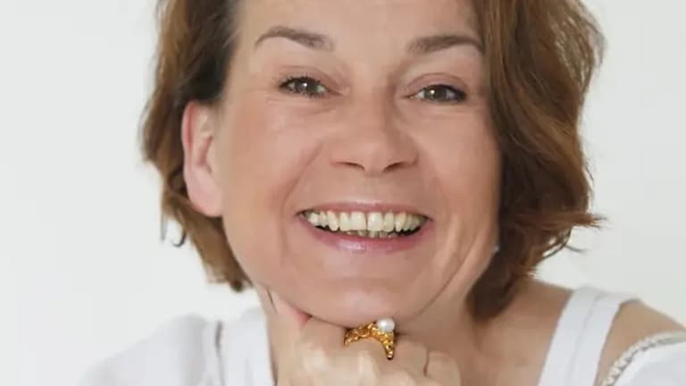 ドイツの有名な作家、家で亡くなる　警察が調べる