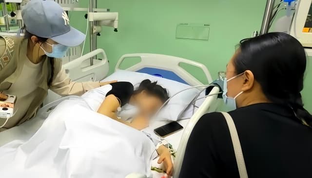 <ruby ><rb><span class="unknown" word="中国">中国</span></rb><rt>ちゅうごく</rt></ruby>の<ruby ><rb><span class="unknown" word="水族館">水族館</span></rb><rt>すいぞくかん</rt></ruby>で<ruby ><rb><span class="unknown" word="人魚">人魚</span></rb><rt>にんぎょ</rt></ruby><span class="jlpt-n1" word="ショー">ショー</span>の<ruby ><rb><span class="jlpt-n4" word="女性">女性</span></rb><rt>じょせい</rt></ruby>がおぼれる