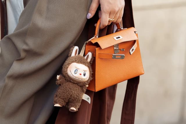 <ruby ><rb><span class="unknown" word="中国">中国</span></rb><rt>ちゅうごく</rt></ruby>のフィギュア「ポップマート」が<span class="jlpt-n4" word="アメリカ">アメリカ</span>で<span class="jlpt-n5" word="とても">とても</span><ruby ><rb><span class="jlpt-n3" word="人気">人気</span></rb><rt>にんき</rt></ruby>です