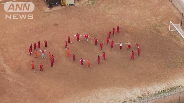 <span class="jlpt-n4" word="アメリカ">アメリカ</span>から<ruby ><rb>送</rb><rt>おく</rt></ruby>られた<ruby ><rb><span class="jlpt-n5" word="人">人</span></rb><rt>ひと</rt></ruby>たちが「SOS」と<ruby ><rb>言</rb><rt>い</rt></ruby>いました