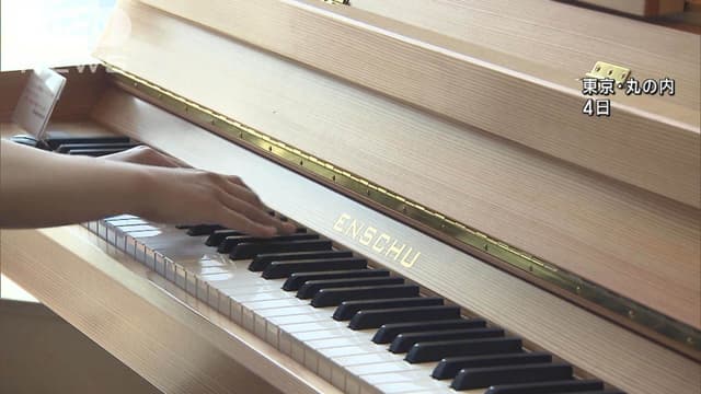 <ruby ><rb><span class="unknown" word="天竜">天竜</span><span class="jlpt-n2" word="杉">杉</span></rb><rt>てんりゅうすぎ</rt></ruby>で<ruby ><rb>作</rb><rt>つく</rt></ruby>った<ruby ><rb><span class="jlpt-n5" word="新しい">新</rb><rt>あたら</rt></ruby>しい</span><span class="jlpt-n4" word="ピアノ">ピアノ</span>