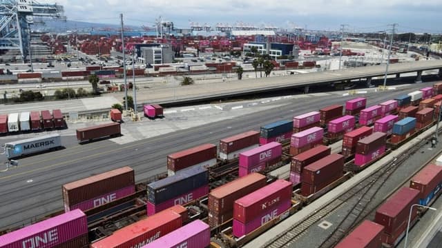 <span class="jlpt-n4" word="アメリカ">アメリカ</span>に<ruby><rb><span class="unknown" word="中国">中国</span></rb><rt>ちゅうごく</rt></ruby>からの<ruby><rb><span class="jlpt-n3" word="船">船</span></rb><rt>ふね</rt></ruby>が<ruby><rb>来</rb><rt>き</rt></ruby>て、<ruby><rb><span class="jlpt-n5" word="物">物</span></rb><rt>もの</rt></ruby>が<ruby><rb>少</rb><rt>すく</rt></ruby>なくなり<span class="jlpt-n4" word="そう">そう</span>です