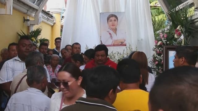 メキシコで<ruby ><rb><span class="unknown" word="市長">市長</span><span class="unknown" word="選">選</span></rb><rt>しちょうせん</rt></ruby>の<ruby ><rb><span class="jlpt-n3" word="候補">候補</span><span class="jlpt-n3" word="者">者</span></rb><rt>こうほしゃ</rt></ruby>がライブ<ruby ><rb><span class="unknown" word="配信">配信</span></rb><rt>はいしん</rt></ruby><span class="jlpt-n5" word="中">中</span>に<ruby ><rb>撃</rb><rt>う</rt></ruby>たれて<ruby ><rb><span class="jlpt-n3" word="死亡">死亡</span></rb><rt>しぼう</rt></ruby>