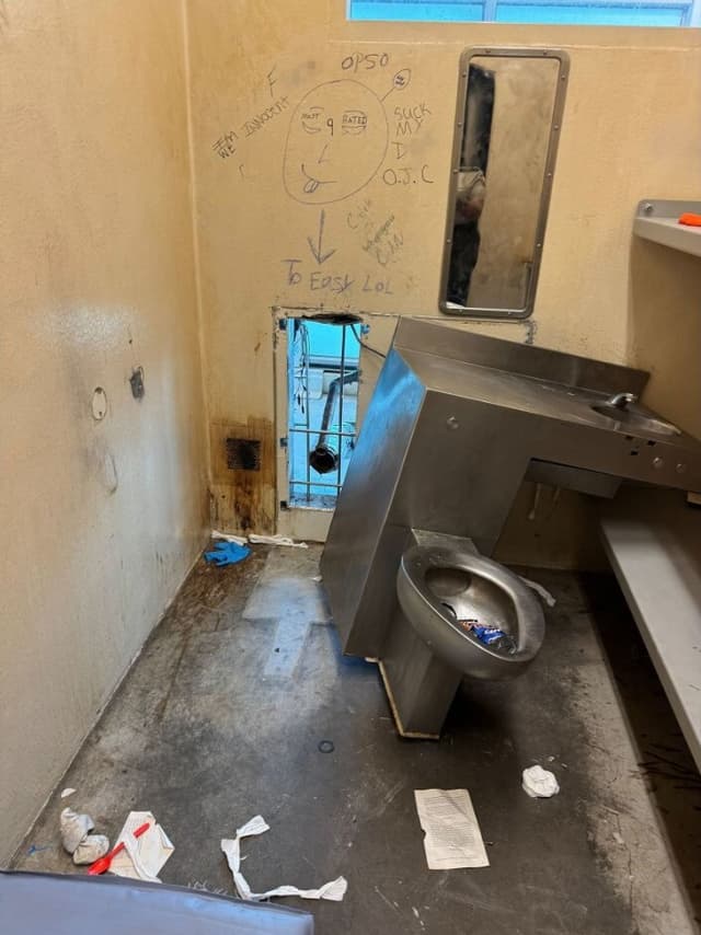 <span class="jlpt-n4" word="アメリカ">アメリカ</span>の<ruby ><rb><span class="unknown" word="刑務所">刑務所</span></rb><rt>けいむしょ</rt></ruby>から10<ruby ><rb><span class="jlpt-n5" word="人">人</span></rb><rt>にん</rt></ruby>がにげる