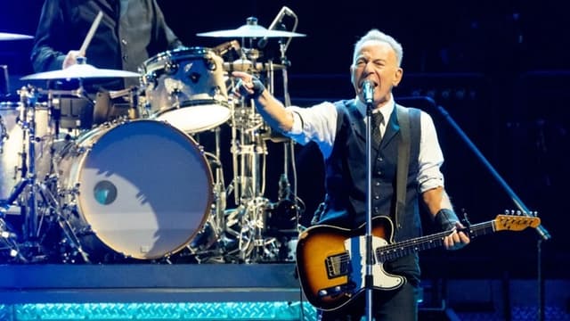 ブルース・<span class="jlpt-n1" word="スプリング">スプリング</span>スティーン<span class="jlpt-n1" word="さん">さん</span>、<span class="jlpt-n3" word="トランプ">トランプ</span><ruby ><rb><span class="jlpt-n3" word="大統領">大統領</span></rb><rt>だいとうりょう</rt></ruby>を<ruby ><rb>強</rb><rt>つよ</rt></ruby>く<ruby ><rb><span class="jlpt-n3" word="批判">批判</span></rb><rt>ひはん</rt></ruby>する