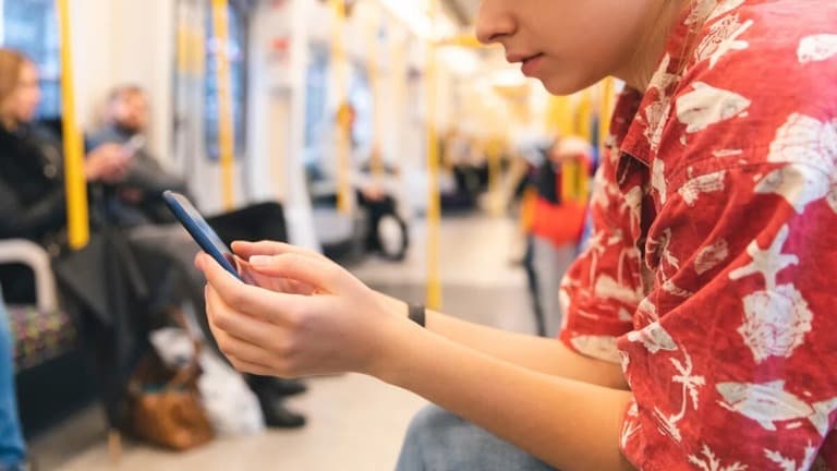 イギリスの電車で大きい音で音楽を聞く人がふえています