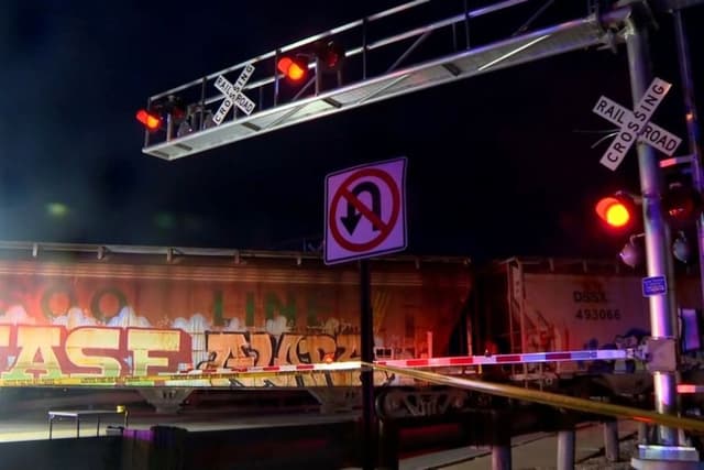 <span class="jlpt-n4" word="アメリカ">アメリカ</span>で<ruby ><rb><span class="jlpt-n5" word="電車">電車</span></rb><rt>でんしゃ</rt></ruby>が<ruby ><rb><span class="jlpt-n5" word="人">人</span></rb><rt>ひと</rt></ruby>にあたり、２<ruby ><rb>人</rb><rt>り</rt></ruby>がしにました。<ruby ><rb><span class="unknown" word="子ども">子</rb><rt>こ</rt></ruby>ども</span>１<ruby ><rb>人</rb><rt>り</rt></ruby>がいません。