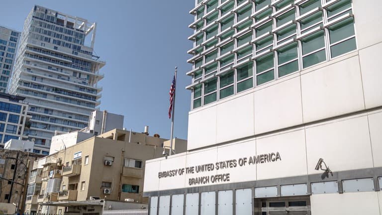 アメリカ人の男、イスラエルのアメリカ大使館でつかまる