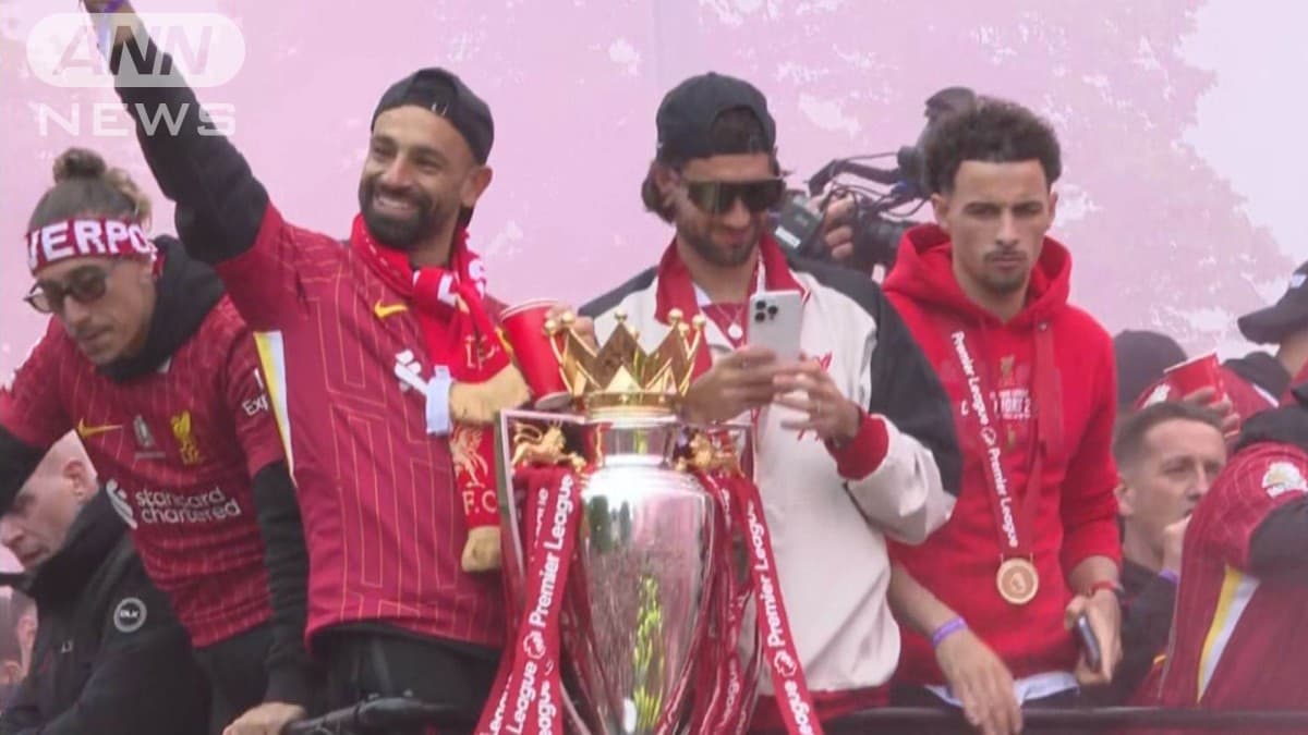 リバプール サッカーの遠藤選手 パレードに出る