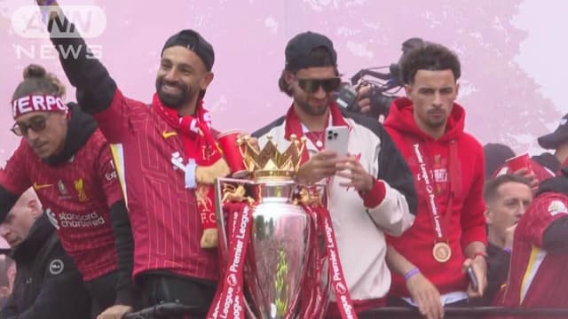 リバプール サッカーの<ruby ><rb><span class="unknown" word="遠藤">遠藤</span></rb><rt>えんどう</rt></ruby><ruby ><rb><span class="jlpt-n3" word="選手">選手</span></rb><rt>せんしゅ</rt></ruby> パレードに<ruby ><rb><span class="jlpt-n5" word="出る">出</rb><rt>で</rt></ruby>る</span>