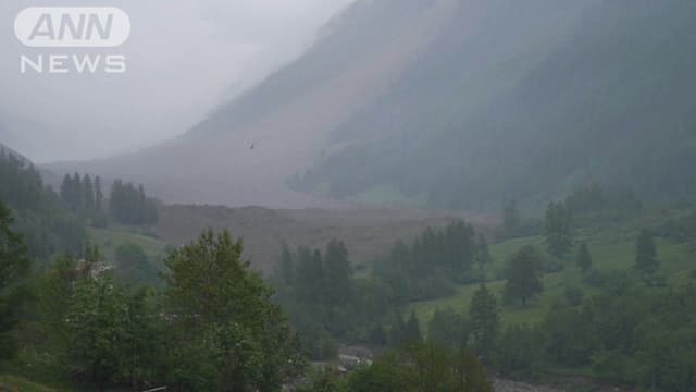 スイスで<ruby ><rb><span class="jlpt-n5" word="大きな">大</rb><rt>おお</rt></ruby>きな</span><ruby ><rb><span class="jlpt-n3" word="氷">氷</span></rb><rt>こおり</rt></ruby>がくずれて<ruby ><rb><span class="jlpt-n5" word="村">村</span></rb><rt>むら</rt></ruby>がうまりました