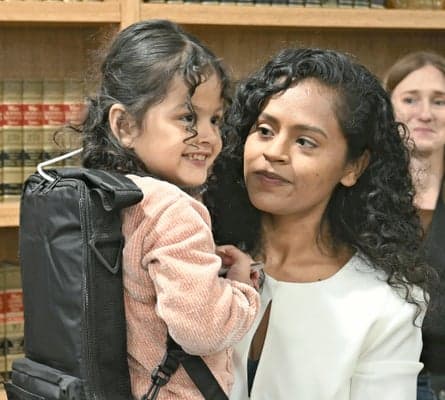 アメリカで治療を受ける4さいの女の子、国を出るように言われる