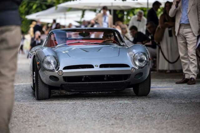 イタリアで<span class="jlpt-n5" word="高い">高い</span><span class="jlpt-n3" word="クラシック">クラシック</span><span class="jlpt-n3" word="カー">カー</span>がけいさつにとめられる