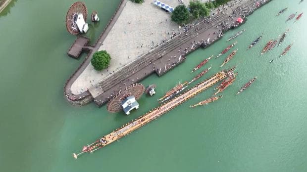 <ruby ><rb><span class="unknown" word="中国">中国</span></rb><rt>ちゅうごく</rt></ruby>で<span class="jlpt-n5" word="とても">とても</span><ruby ><rb><span class="jlpt-n5" word="大きい">大</rb><rt>おお</rt></ruby>きい</span>ドラゴン<span class="jlpt-n3" word="ボート">ボート</span>がでました