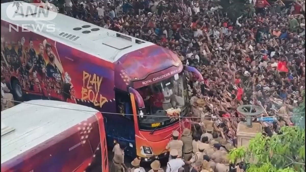 インドでクリケットのお祝いに人がたくさん集まり、11人が亡くなりました