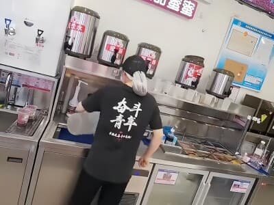 中国のドリンク店で、店員が忙しすぎて泣いてしまう