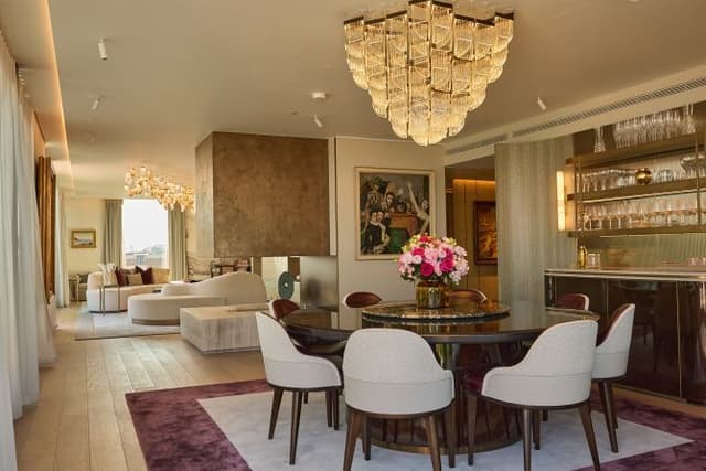 ロンドンの<ruby ><rb><span class="jlpt-n5" word="高い">高</rb><rt>たか</rt></ruby>い</span><span class="jlpt-n5" word="ホテル">ホテル</span>に<ruby ><rb><span class="jlpt-n5" word="新しい">新</rb><rt>あたら</rt></ruby>しい</span>ペントハウス