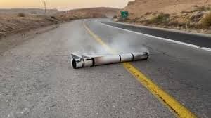 ＣＮＮの<ruby ><rb><span class="jlpt-n5" word="人">人</span></rb><rt>ひと</rt></ruby>、<ruby ><rb><span class="jlpt-n5" word="道">道</span></rb><rt>みち</rt></ruby>でミサイルを<ruby ><rb><span class="unknown" word="見る">見</rb><rt>み</rt></ruby>る</span>