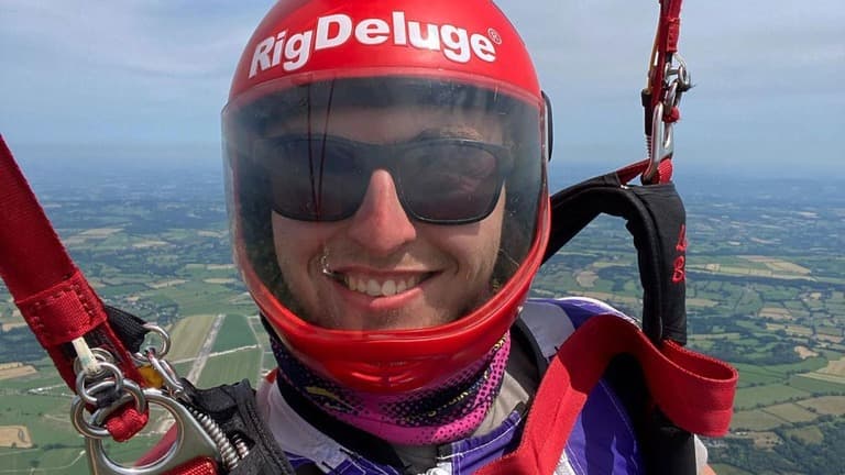 ウイングスーツのチャンピオン、リアム・バーンさんがスイスで亡くなる
