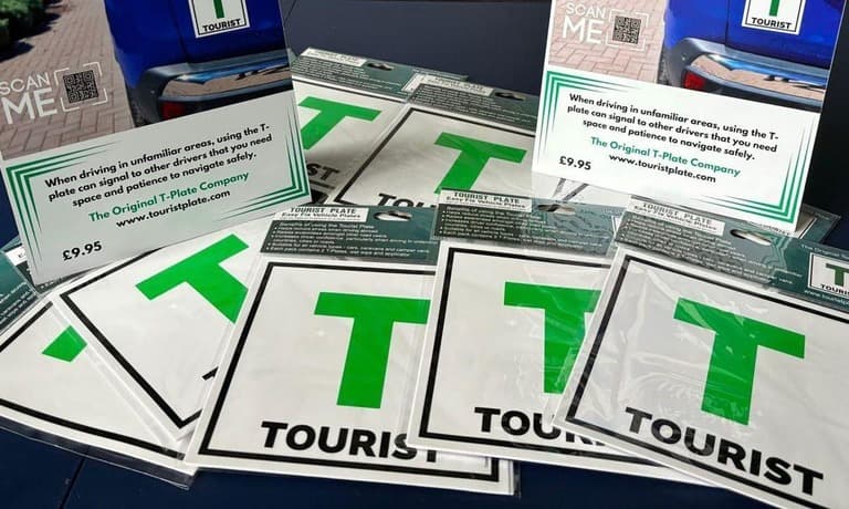 スコットランドで「Tプレート」導入、観光客の交通事故を減らすために