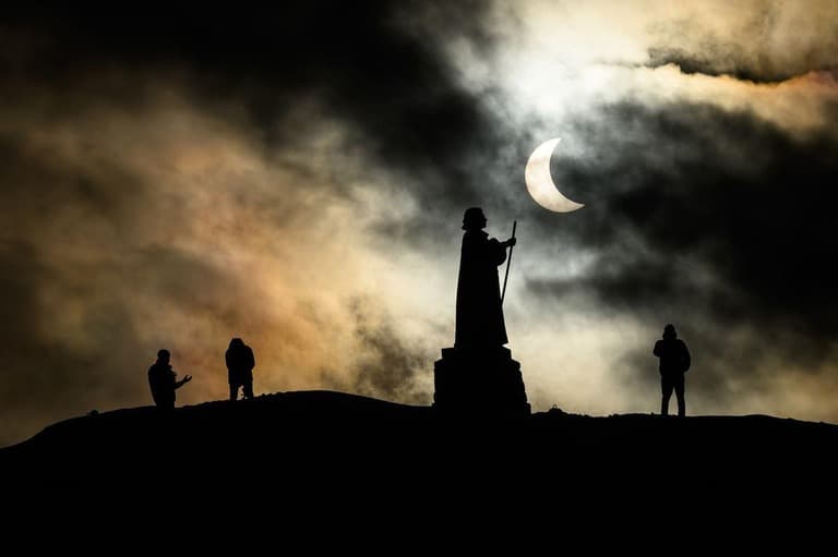 週末に部分日食と土星がよく見える日があります