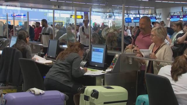 <span class="jlpt-n3" word="ヨーロッパ">ヨーロッパ</span>の<ruby ><rb><span class="jlpt-n4" word="空港">空港</span></rb><rt>くうこう</rt></ruby>で<span class="jlpt-n4" word="コンピューター">コンピューター</span>の<span class="jlpt-n1" word="トラブル">トラブル</span>