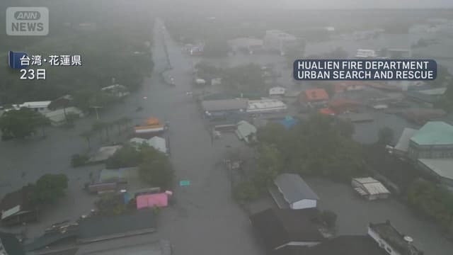 <ruby ><rb><span class="jlpt-n4" word="台風">台風</span></rb><rt>たいふう</rt></ruby>が<ruby ><rb><span class="unknown" word="中国">中国</span></rb><rt>ちゅうごく</rt></ruby>にきて　<span class="jlpt-n5" word="たくさん">たくさん</span>の<ruby ><rb><span class="jlpt-n5" word="人">人</span></rb><rt>ひと</rt></ruby>がにげました