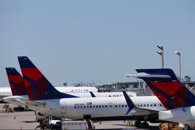 <ruby ><rb><span class="jlpt-n5" word="飛行機">飛行機</span></rb><rt>ひこうき</rt></ruby>の<ruby ><rb><span class="jlpt-n5" word="窓">窓</span></rb><rt>まど</rt></ruby>が<ruby ><rb>開</rb><rt>あ</rt></ruby>いて、<ruby ><rb><span class="jlpt-n3" word="出発">出発</span></rb><rt>しゅっぱつ</rt></ruby>が<ruby ><rb>止</rb><rt>と</rt></ruby>まりました