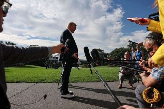 <span class="jlpt-n3" word="トランプ">トランプ</span><span class="jlpt-n1" word="さん">さん</span>、ふしぎな<span class="jlpt-n5" word="ベッド">ベッド</span>の<span class="jlpt-n3" word="ビデオ">ビデオ</span>を<ruby ><rb><span class="jlpt-n5" word="見せる">見</rb><rt>み</rt></ruby>せる</span>