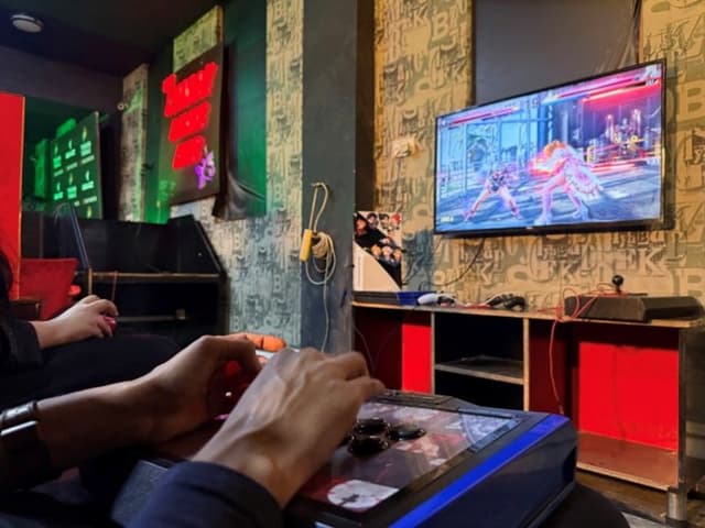 <ruby ><rb><span class="jlpt-n3" word="日本">日本</span></rb><rt>にほん</rt></ruby>の<span class="jlpt-n3" word="ゲーム">ゲーム</span>「<ruby ><rb><span class="unknown" word="鉄拳">鉄拳</span></rb><rt>てっけん</rt></ruby>」、パキスタンの<ruby ><rb><span class="unknown" word="若者">若者</span></rb><rt>わかもの</rt></ruby>に<ruby ><rb><span class="jlpt-n4" word="夢">夢</span></rb><rt>ゆめ</rt></ruby>を<ruby ><rb><span class="jlpt-n3" word="与える">与</rb><rt>あた</rt></ruby>える</span>