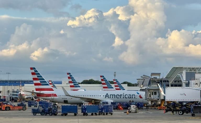 アメリカの空港で飛行機の車輪の中から人の体が見つかる