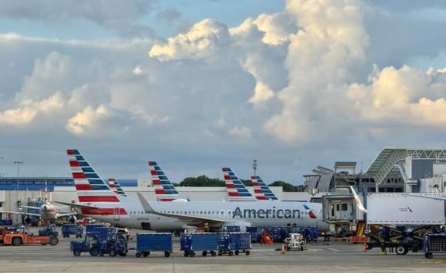 <ruby ><rb><span class="jlpt-n4" word="アメリカ">アメリカ</span></rb><rt>アメリカ</rt></ruby>の<ruby ><rb><span class="jlpt-n4" word="空港">空港</span></rb><rt>くうこう</rt></ruby>で<ruby ><rb><span class="jlpt-n5" word="飛行機">飛行機</span></rb><rt>ひこうき</rt></ruby>の<ruby ><rb><span class="jlpt-n2" word="車輪">車輪</span></rb><rt>しゃりん</rt></ruby>の<ruby ><rb><span class="jlpt-n5" word="中">中</span></rb><rt>なか</rt></ruby>から<ruby ><rb><span class="jlpt-n5" word="人">人</span></rb><rt>ひと</rt></ruby>の<ruby ><rb><span class="jlpt-n5" word="体">体</span></rb><rt>からだ</rt></ruby>が<ruby ><rb><span class="jlpt-n4" word="見つかる">見</rb><rt>み</rt></ruby>つかる</span>