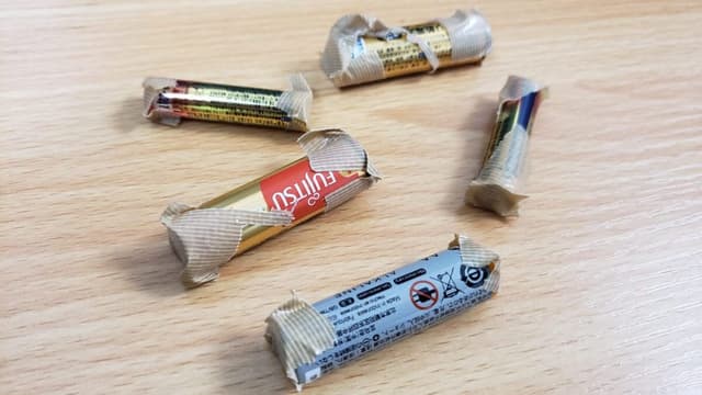 <ruby ><rb><span class="jlpt-n2" word="電池">電池</span></rb><rt>でんち</rt></ruby>をゴミにすててはいけません