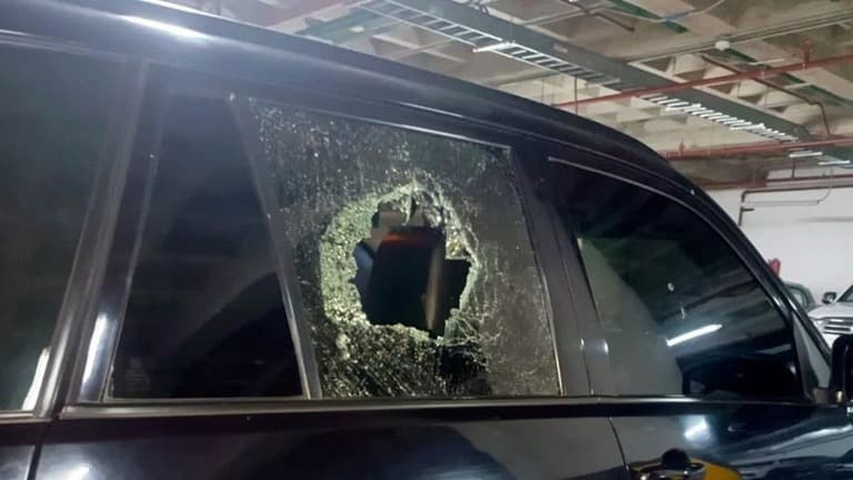 エクアドルで大統領の車がデモで攻撃される