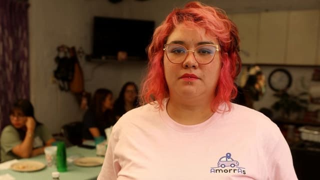 メキシコで<ruby><rb><span class="jlpt-n4" word="女性">女性</span></rb><rt>じょせい</rt></ruby><span class="jlpt-n5" word="タクシー">タクシー</span><span class="jlpt-n1" word="ドライバー">ドライバー</span>が<ruby><rb><span class="jlpt-n4" word="安全">安全</span></rb><rt>あんぜん</rt></ruby>のために<ruby><rb><span class="jlpt-n3" word="立ち上がる">立</rb><rt>た</rt></ruby>ち<ruby><rb>上</rb><rt>あ</rt></ruby>がる</span>