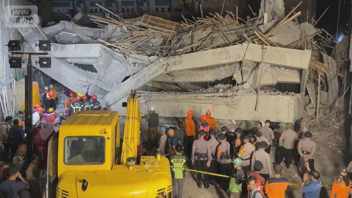 インドネシアの学校で礼拝堂がこわれる　多くの生徒が下じきに