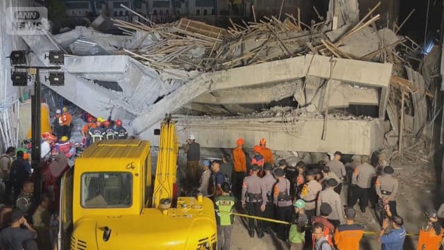 インドネシアの<ruby ><rb><span class="jlpt-n5" word="学校">学校</span></rb><rt>がっこう</rt></ruby>で<ruby ><rb><span class="unknown" word="礼拝">礼拝</span><span class="unknown" word="堂">堂</span></rb><rt>れいはいどう</rt></ruby>がこわれる　<ruby ><rb><span class="unknown" word="多く">多</rb><rt>おお</rt></ruby>く</span>の<ruby ><rb><span class="jlpt-n5" word="生徒">生徒</span></rb><rt>せいと</rt></ruby>が<ruby ><rb><span class="unknown" word="下じき">下</rb><rt>した</rt></ruby>じき</span>に