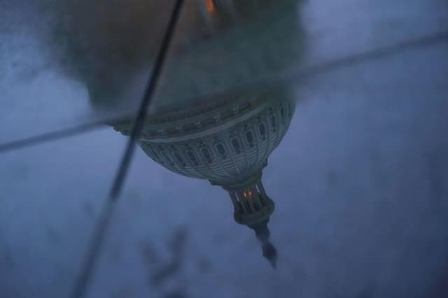 <span class="jlpt-n4" word="アメリカ">アメリカ</span>の<ruby ><rb><span class="jlpt-n3" word="政府">政府</span></rb><rt>せいふ</rt></ruby>がしまります