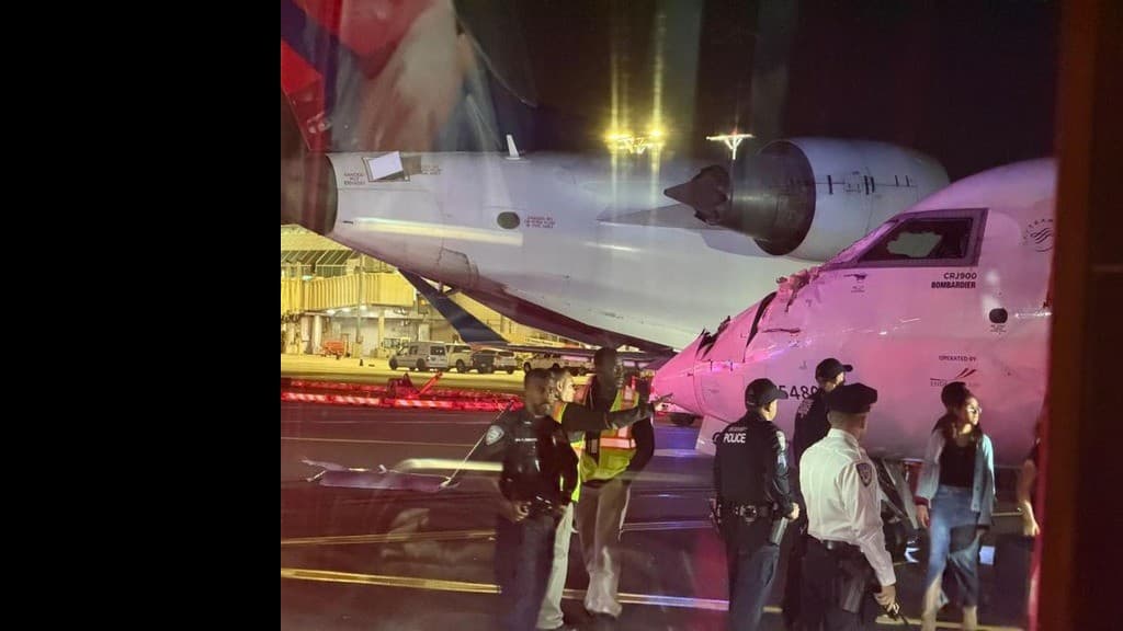 ニューヨークの空港で飛行機がぶつかる