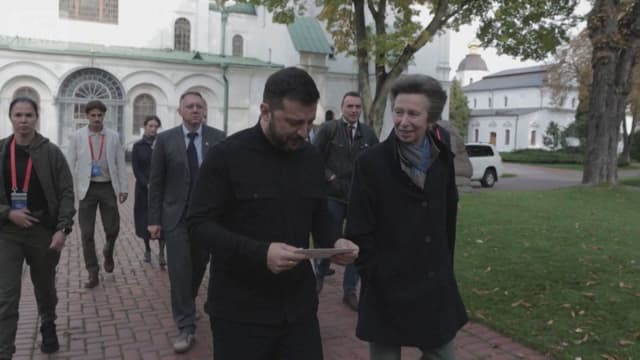 イギリスのアン<span class="jlpt-n2" word="王女">王女</span>、ウクライナをたずねる