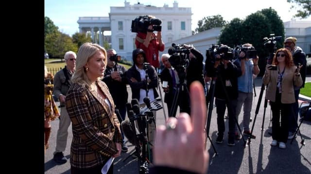 <span class="jlpt-n4" word="アメリカ">アメリカ</span>で<span class="jlpt-n5" word="たくさん">たくさん</span>の<span class="jlpt-n3" word="政府"><ruby><rb>政府</rb><rt>せいふ</rt></ruby></span>の<span class="jlpt-n5" word="人"><ruby><rb>人</rb><rt>ひと</rt></ruby></span>が<span class="jlpt-n5" word="仕事"><ruby><rb>仕事</rb><rt>しごと</rt></ruby></span>をやめるかもしれません